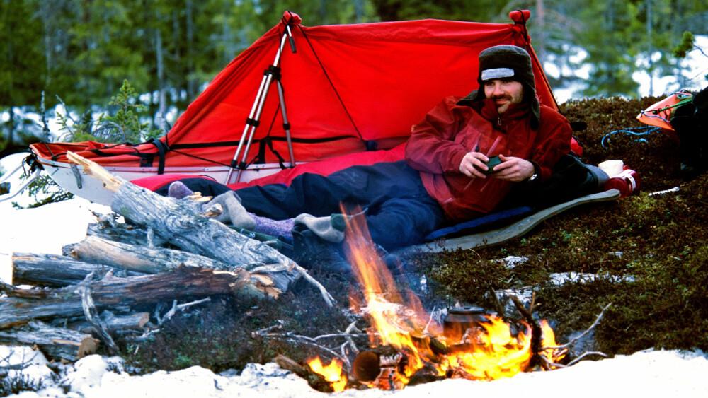 KALDERE UTE: Bengt Rotmo nyter morgenbål etter ei natt under åpen himmel. Det er kaldere enn å sove i telt.