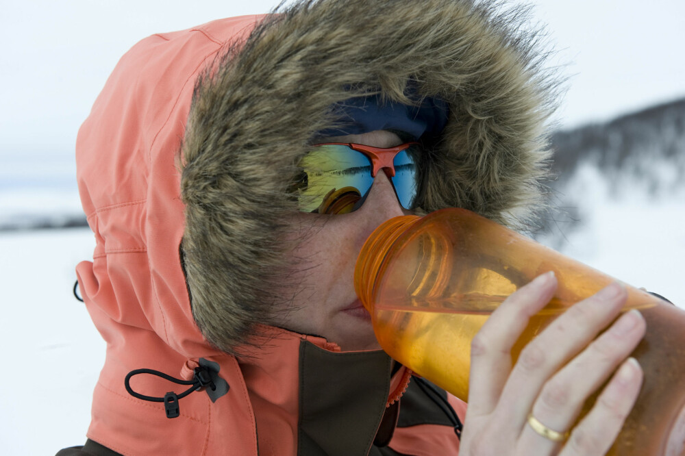 HYDRERT: Drikk ekstra mye på vintertur. Det hjelper deg også til å holde varmen.
