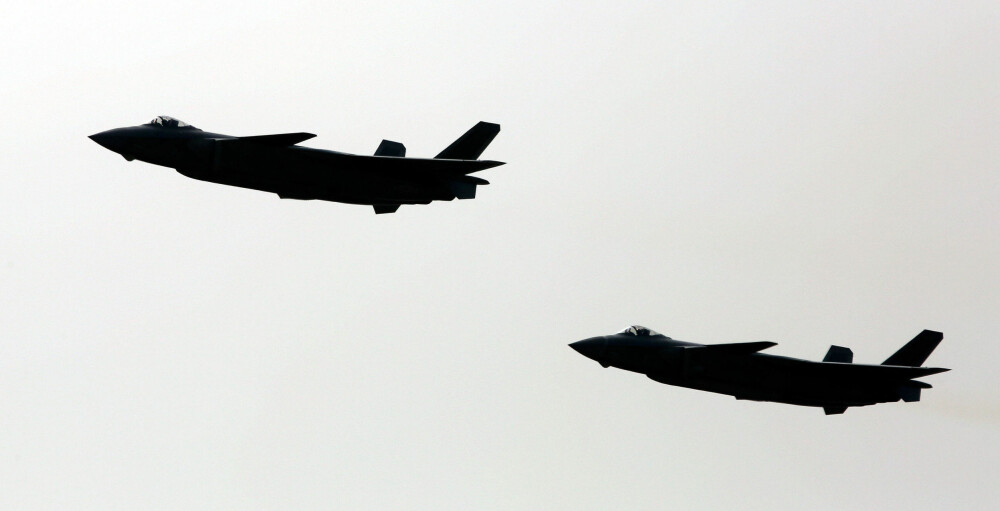 BLACK EAGLE: Kinas krigsfly Chengdu J-20 har kallenavnet Black Eagle. Militæreksperter og analytikere tror planen med flyet er å kunne slå til mot støtteflyene til F-35 og F-22 - som i praksis kan hindre at kampflyene når målene sine.