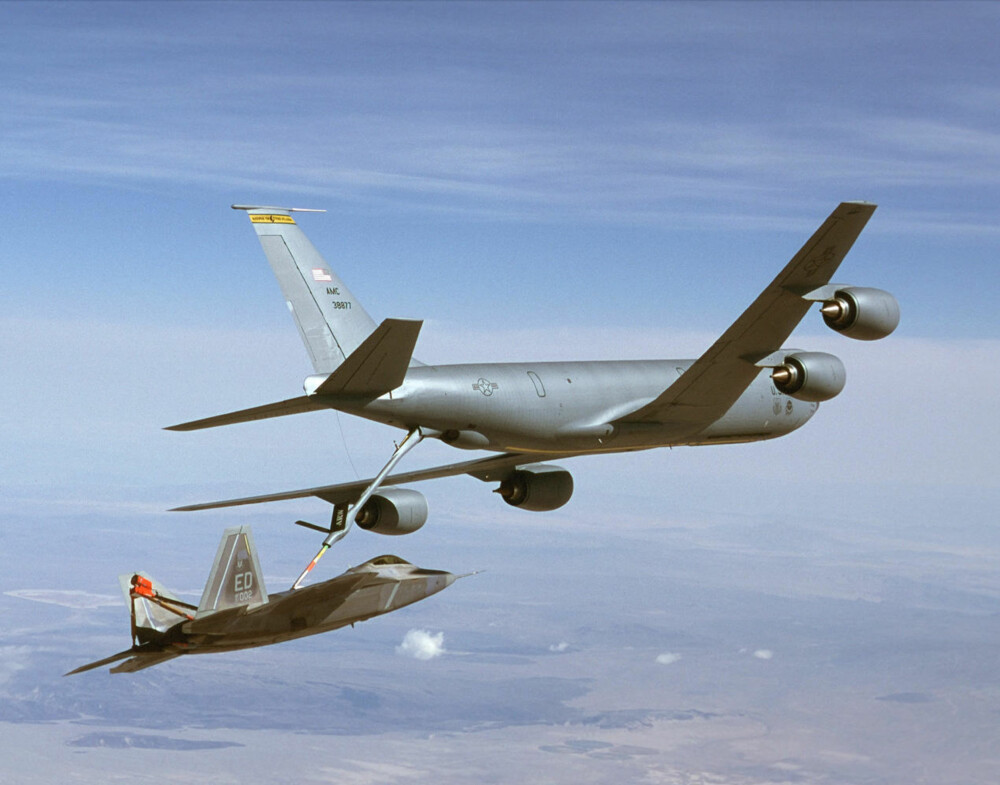 KUTTER NAVLESTRENGEN: Dersom tankflyene tvinges til å gjøre vendereis, går det utover den praktiske rekkevidden til kampfly som F-35. Her ser vi et F-22 Raptor som fyller drivstoff fra en KC-135 Stratotanker.