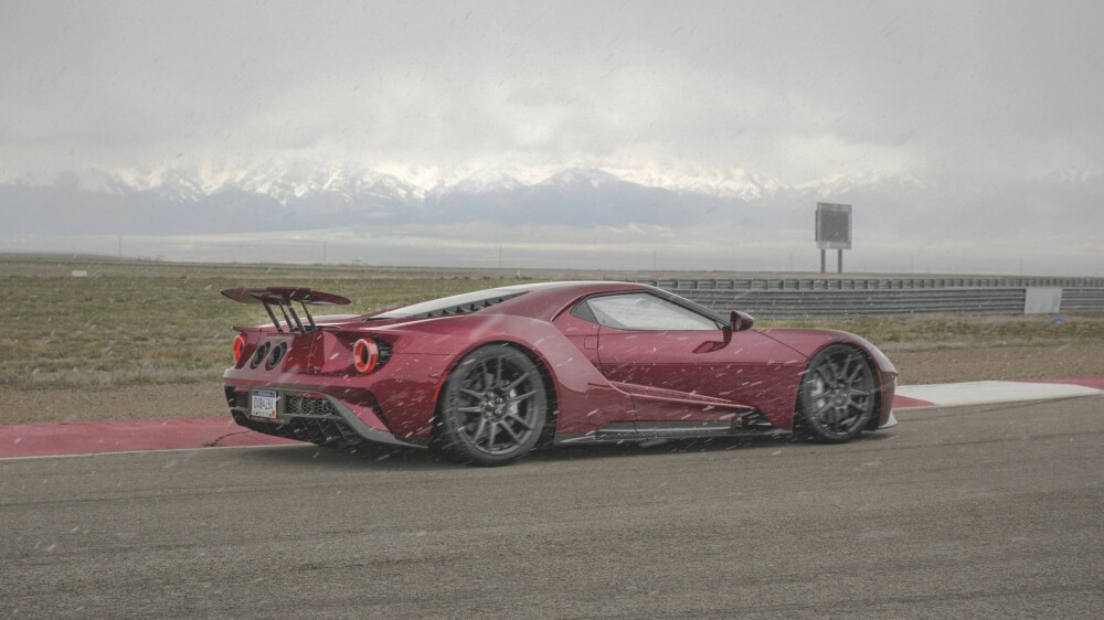 STILIG PROFIL: Designmessig holder Ford GT lett tritt med Ferrari-vognene. 4,76 meter lang, men bare 1,11 meter høy. Elektrisk justerbar hekkvinge som også fungerer som luftbrems.