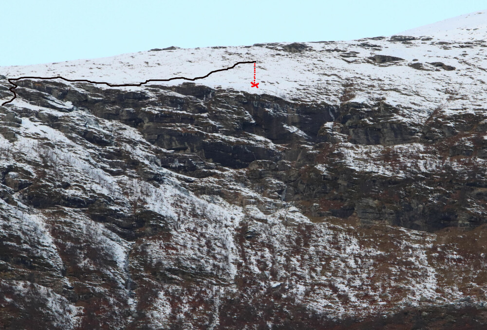 UNDER KANTEN: Et bilde tatt på et senere tidspunkt viser ruten vår i sort og fallet til Einar med stiplet rød linje. Like under kanten ventet et loddrett og fatalt fall på minst 30 meter.