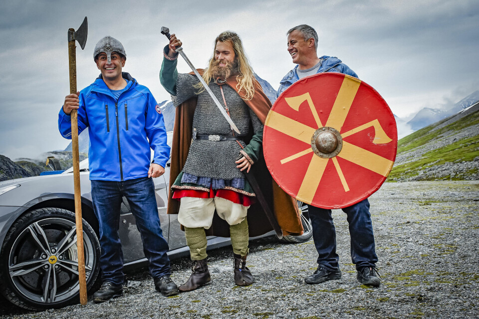 ELSKER NORGE: «Top Gear»-programlederne Chris Harris (til venstre) og Matt LeBlanc (t. h.) stortrivdes under oppholdet i Norge. Her sammen med en norsk viking.
