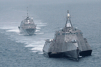 SPYDSPISS: Her er USS Independence LCS 1 og USS Freedom (bak) sammen under en øvelse utenfor kysten av California i 2012. Legg merke til den spesielt spisse baugen. Begge drives med vannjet.
