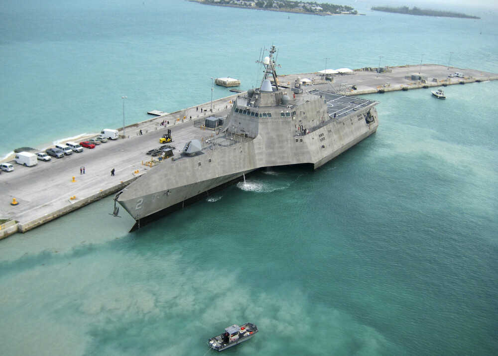 ALUMINIUMSKROG: USS Independence på vei fra verftet til utprøving og testing ved Mole Pier at Naval Air Station Key West, på veien til hjemme­havnen i San Diego.