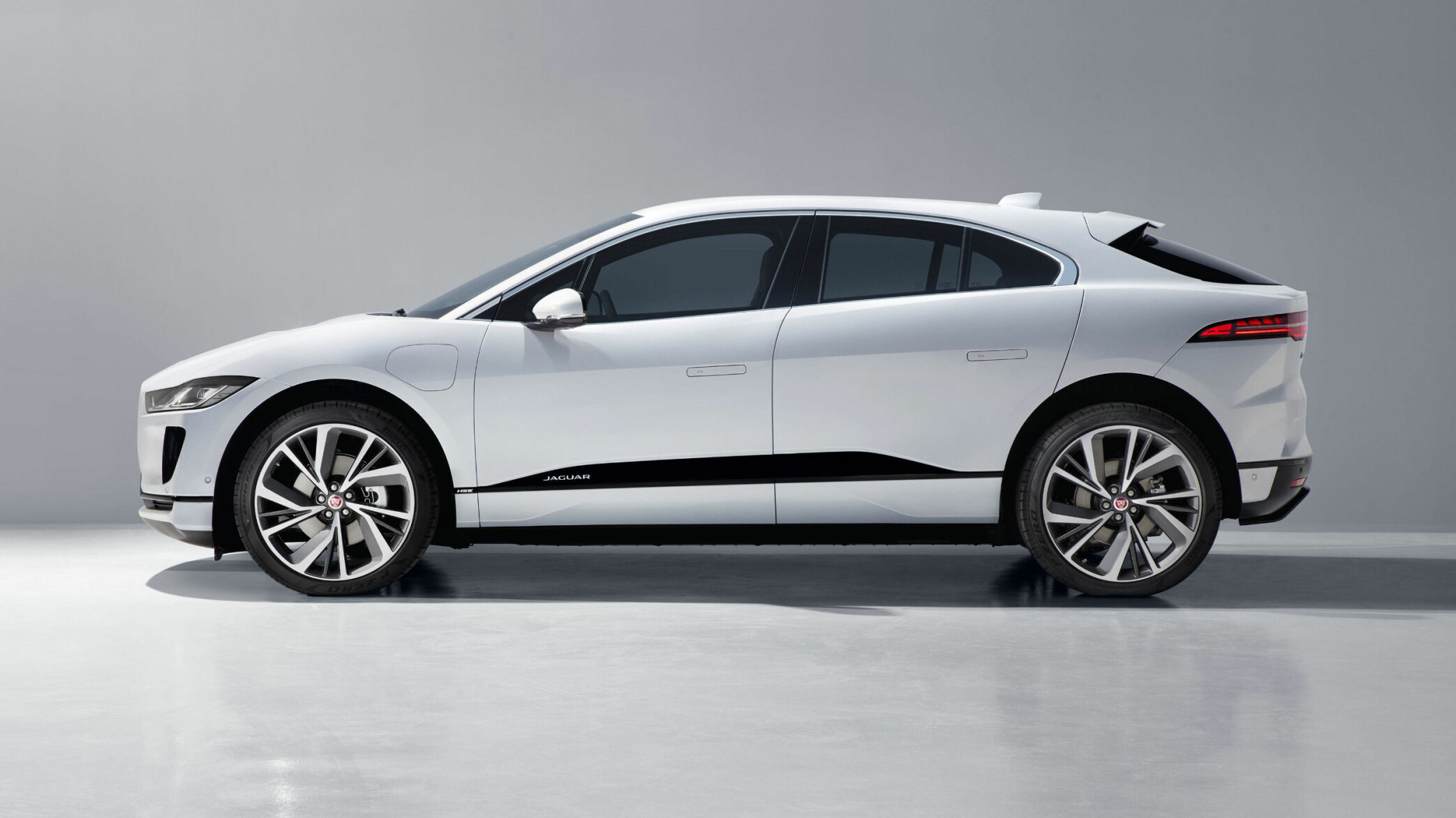 SLIK SER I-PACE UT: Jaguar avduket produksjonsmodellen av sin første elbil I-Pace den 1. mars 2018. Bilen er svært lik konseptmodellen som ble avduket i november 2016.