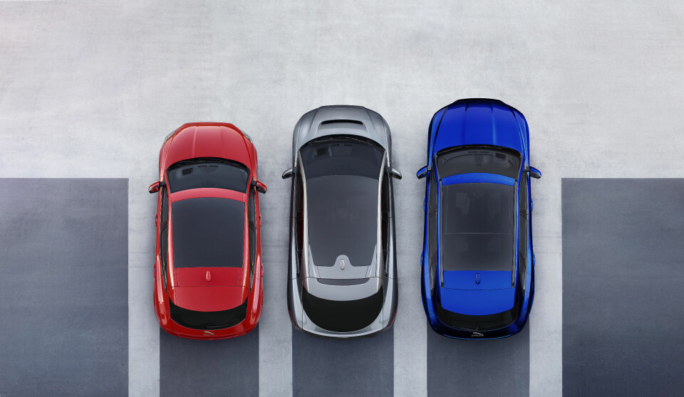 JAGUARS SUV-ER: E-Pace (t.v.), I-Pace og F-Pace. Fra denne vinkelen ser vi at I-Pace ikke er mye mindre enn F-Pace i lengde.