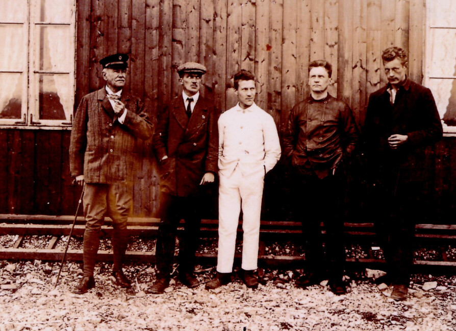 SATTE LIVET PÅ SPILL: Harald Simonsen (i hvitt) og Torgeir Møkleby (til høyre for Simonsen) dro ut på en skjebnesvanger leteaksjon i februar 1922.