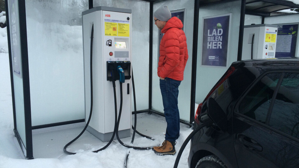 MILJØVENNLIG? Det er ventet at andelen elbiler vil nå to prosent innen år 2020 og 16 til 42 prosent innen 2050, avhengig av prisutviklingen på olje og batterier. Miljøvennlig, mener mange. En statsfinansiert miljøbløff, mener andre. Hvem har egentlig rett?