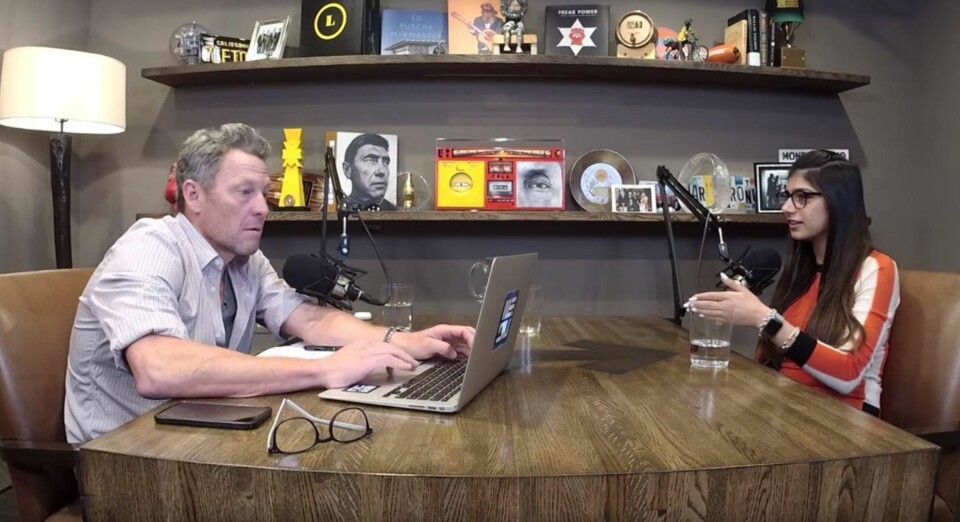 INTERVJU: Det er den dopingtatte syklisten Lance Armstrong som intervjuer Mia Khalifa i hans egen podcast.