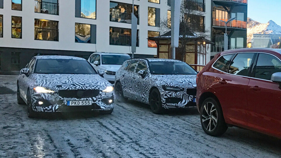 VINTERTEST: Nye Volvo S60 til venstre og stasjonsvogna V60 til høyre, på vintertest i Lofoten.