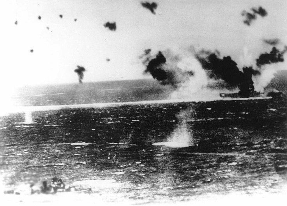 Dette bildet er tatt av en japansk pilot og viser USS Lexington under angrep i slaget om Korallhavet.