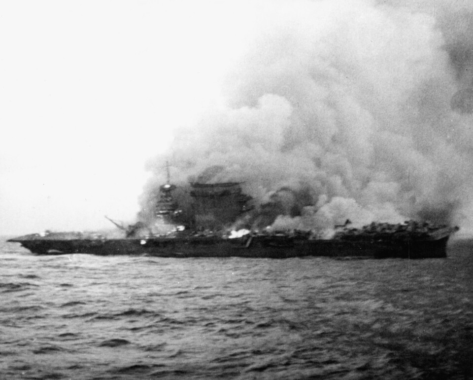 Her er USS Lexington i full fyr og i ferd med å synke. Flyene er fortsatt parkert bak på skipet.