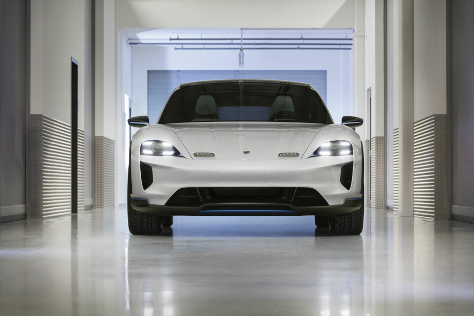 IKKE HØY: Forfra er Mission E Cross Turismo til forveksling lik Porsche Panamera.