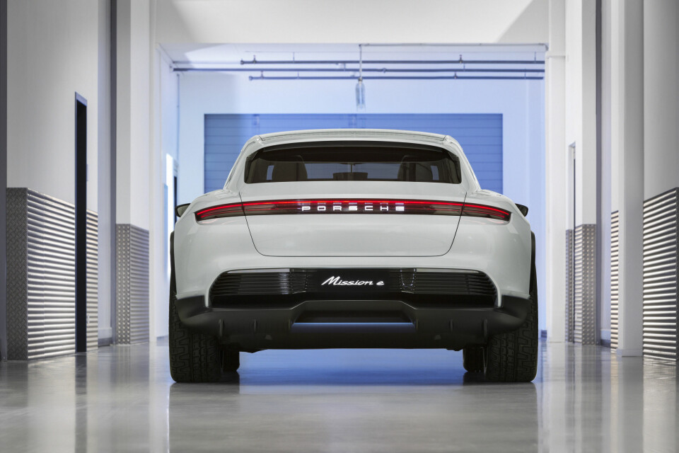 GOD BAKKEKLARING: Mission E Cross Turismo er en crossover, som betyr bakkeklaring nok til å komme seg fram selv om veien til hytta ikke er nybrøytet. Med luftfjæring kan den økes med ytterligere 5 cm.
