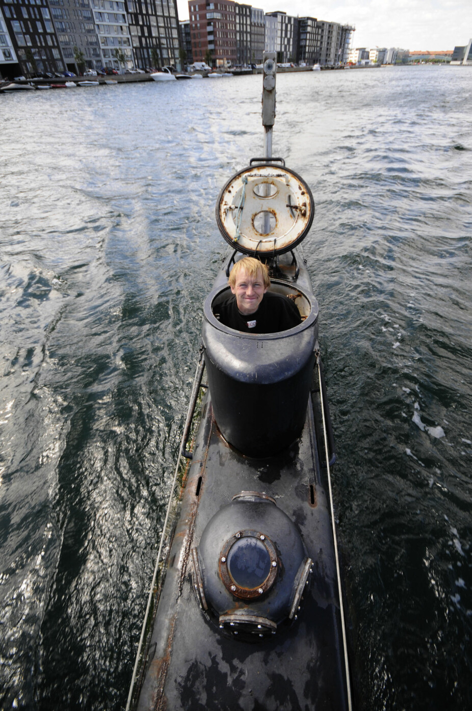 <b>BYGGET TRE UBÅTER:</b> Peter Madsen har konstruert og bygget tre ubåter i København. Det var i den største, «Nautilus», Kim Wall døde og ble partert. Her er Madsen avbildet i 2008 i den langt mindre ubåten «Kraka».