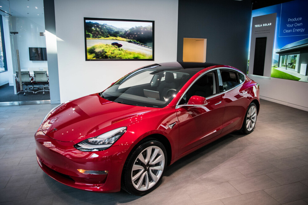 FOLKEELBIL: Tesla Model 3 har vesentlig lavere startpris enn flaggskipene Model S og Model X, og skal gjøre Tesla til en masseproduserende bilfabrikant. En halv millioner mennesker har bestilt bilen, men enn så lenge har selskapet problemer med å produsere nok biler.