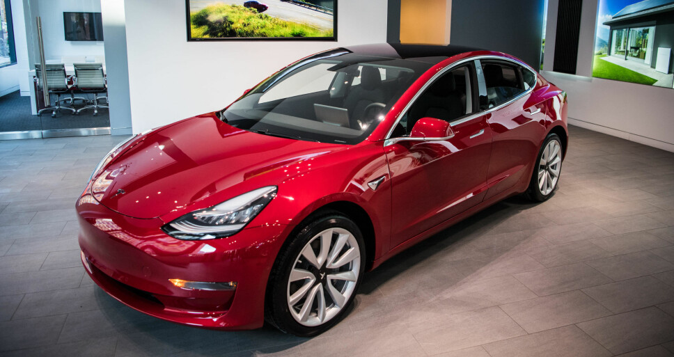 Tesla Model 3 kommer nå i en mellomvariant med en rekkevidde på 420 km. Prislappen er 45.000 dollar i USA før elbilinsentiver.