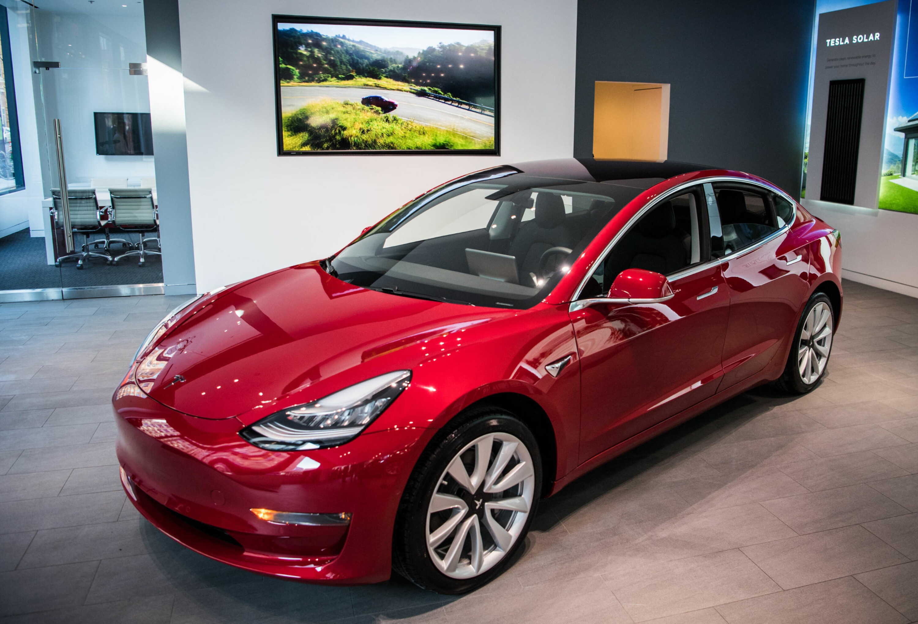 TESLA MODEL 3: Teslas folkeelbil Model 3 er forventet på norske veier i 2019.