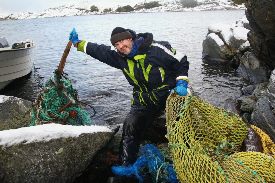 SØPPEL: Kystlinja er full av plast, men nå er Kenneth med på det han kaller en revolusjon. Plasten skal bort før det ødelegger hele næringskjeden.