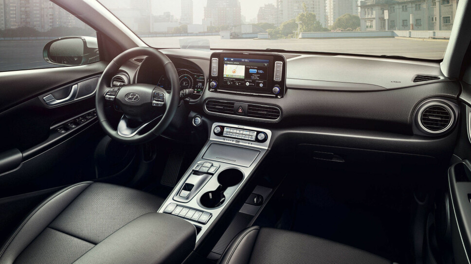 FØRERMILJØ: Hyundai har satset på et tradisjonelt, men moderne interiør. Det er nok av knapper å trykke på i tillegg til den store skjermen til høyre for føreren. Prisen antas å bli hyggelig.