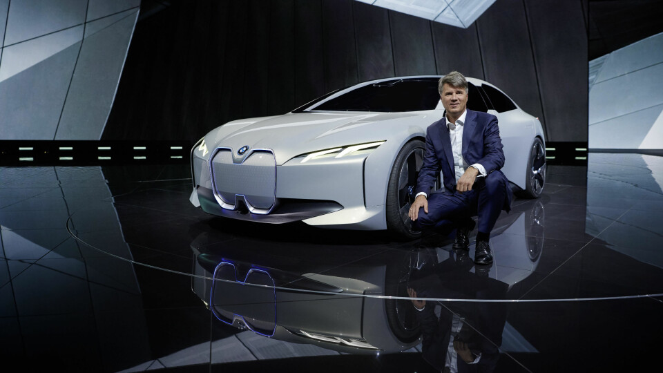 HOLDER IGJEN: BMW-sjef Harald Krueger med konseptbilen i Vision Dynamics, som er en liten forsmak på BMWs elektriske satsing. Den er ikke ventet på markedet før i 2021.