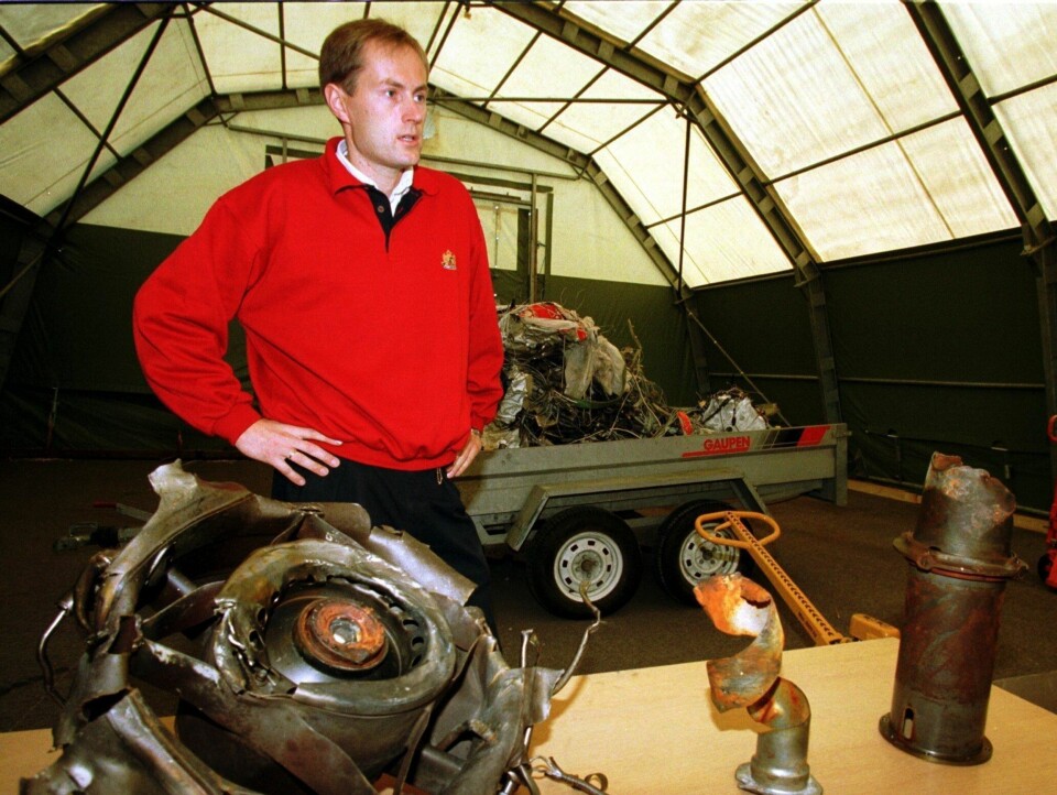 ETTERFORSKET: Havariinspektør Tor Nørstegård med taleregistratoren og helikoptervraket ett år etter ulykken.