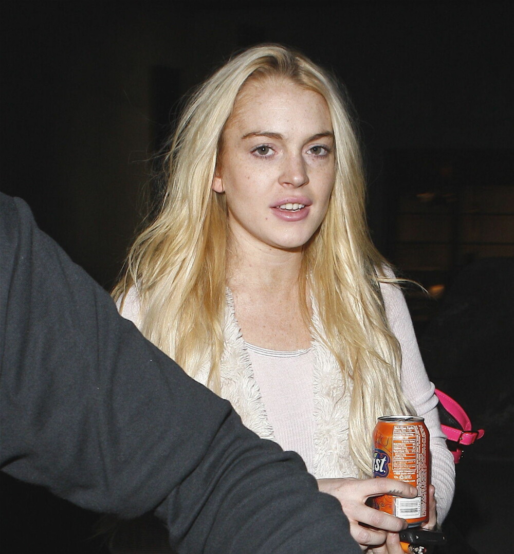Lindsay Lohan ser slett ikke verst ut uten sminke. Ren hud og naturlig marke vipper og bryn.