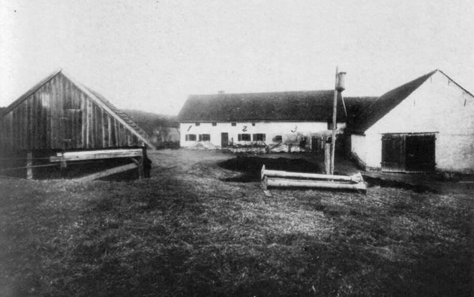 GRUFULLT DRAP PÅ LANDSBYGDA: Bilde av gården i Hinterkaifeck hvor en familie blir hakket i hjel i 1922. Saken er fortsatt uløst.