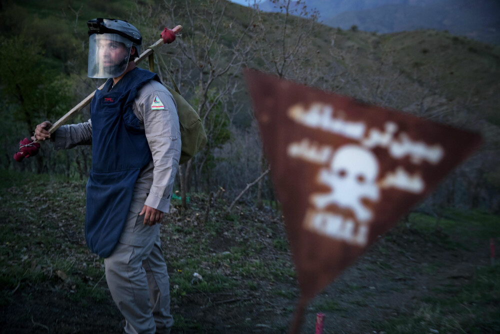 MARKERER LANDMINER: I grenseområdene mellom Irak og Iran står disse varselskiltene tett i tett. Flere millioner landminer ligger i området etter Irak–Iran krigen på 80-tallet. Audun i bakgrunnen.