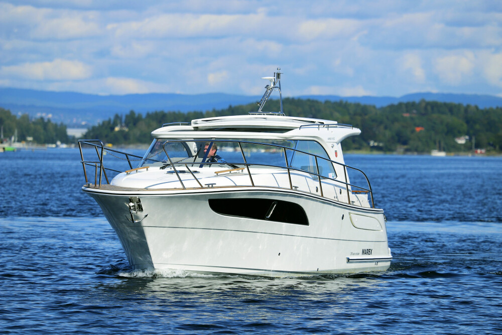SMART BÅT: Marex 310 Sun Cruiser tar seg bra ut på vannet og har en svært praktisk tak- og kalesjeløsning.