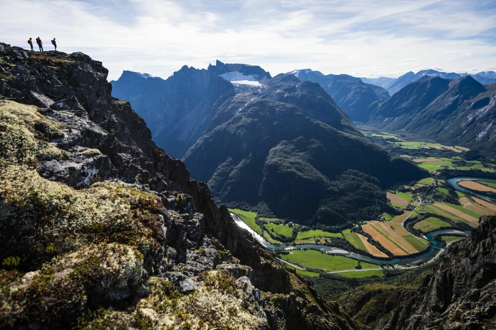 <b>FANTASTISK: </b>Fra Romsdalseggen kan en se Trollveggen, med Romsdalen omtrent tusen høydemeter nedenfor