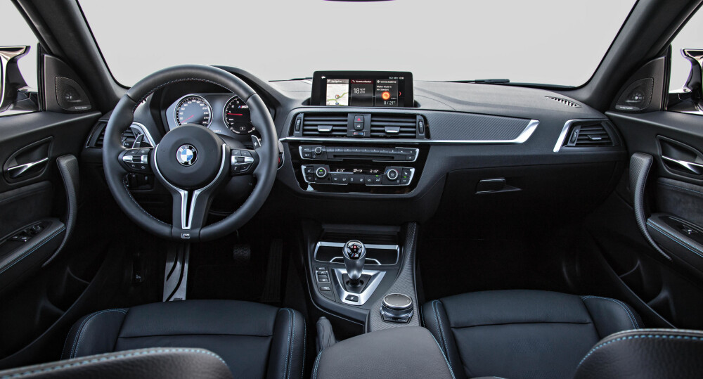 SMÅ ENDRINGER: Også på innsiden har det skjedd litt. Nytt på menyen er blant annet tilvalget BMW M-sportsseter; bøtteseter med racinginspirert design med utvidet skulderstøtte, integrert hodestøtte og belyst M2-emblem i seteryggen. Terskellister med M2 Competition-emblem og særegne BMW M-sikkerhetsbelter er standard.