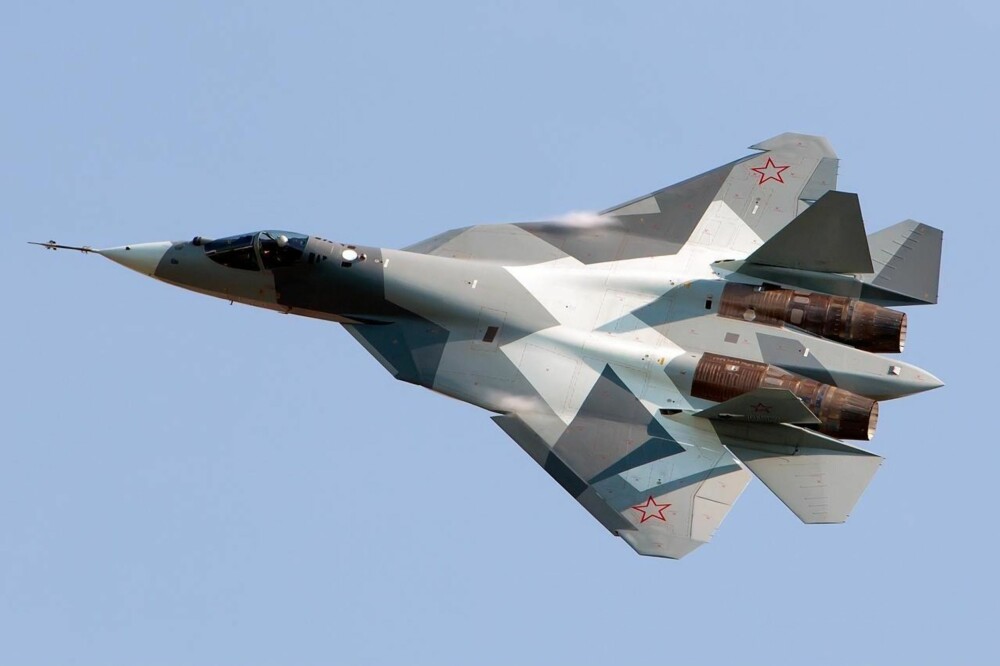 SU-57 PÅ VINGENE: En prototype av Su-57 demonstrerte noen av sine egenskaper under en flyoppvisning i 2011.