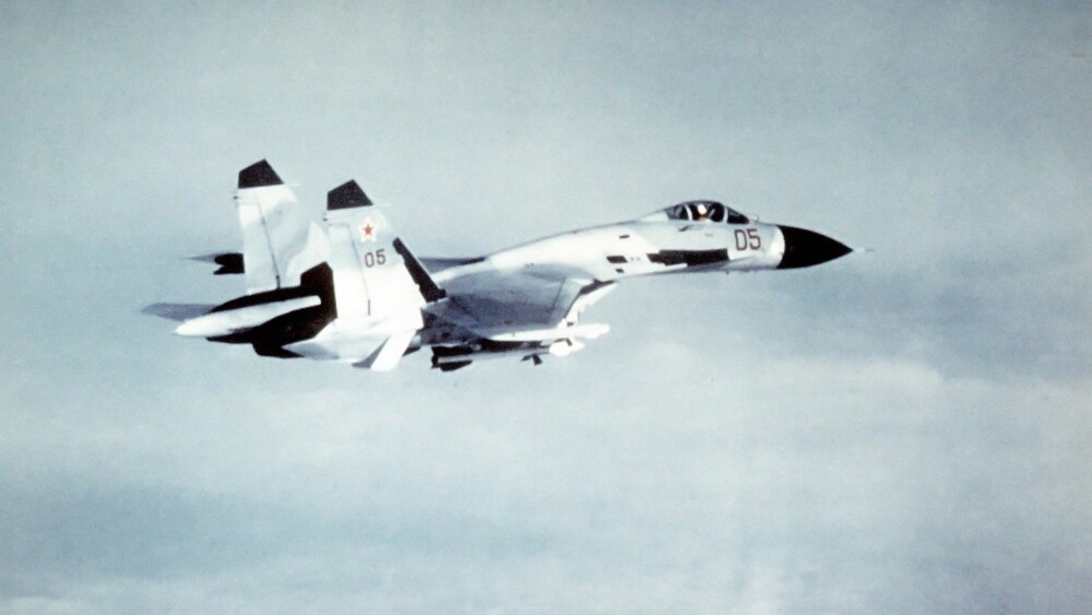 PÅ VEI UT: Sukhoi Su-57 skal erstatte Sukhoi Su-27 (bildet), som ble designet på 70-tallet og har vært i tjeneste siden 1985. SU-27 ble konstruert for å konkurrere med USAs F-14 Tomcat og F-15 Eagle.