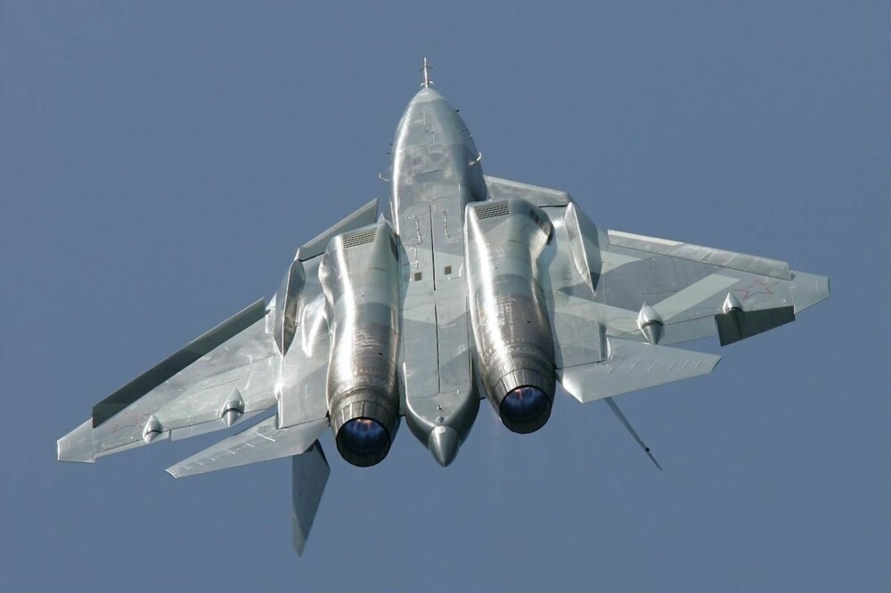 TO MOTORER: Russerne går for en tomotorsløsning PÅ SU-57, som skal gi flyet mulighet til såkalte «super cruise» - vedvarende flyvning i overlydshastigheter - noe F-35 ikke kan gjøre.