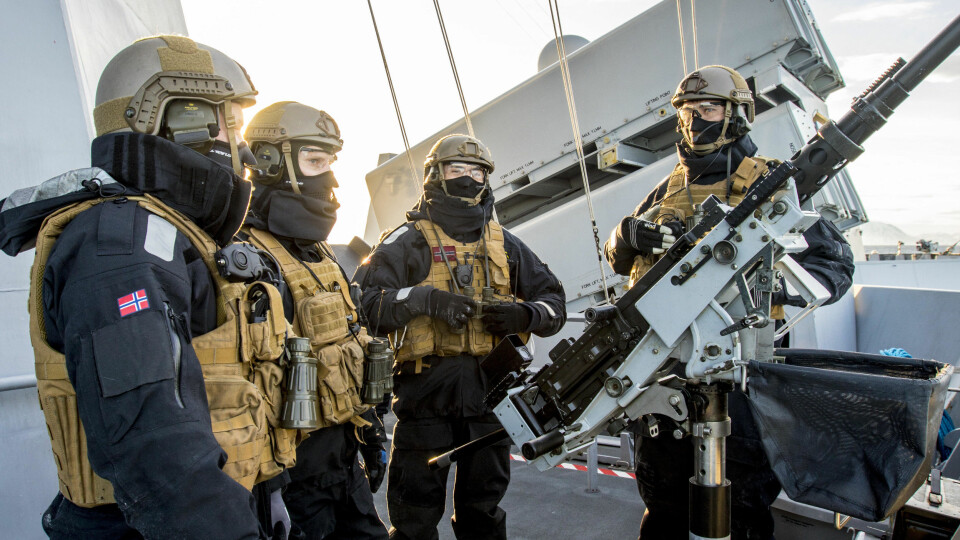 ØVELSE: Her planlegges det før en skyteøvelse med 12.7 mm mitraljøse om bord en kystkorvette i Skjold-klassen. Korvettene vil bli faset ut når F-35 er innført og utstyrt med Joint Strike Missile (JSM). I artikkelen nedenfor får du se hvordan Norges nye marine blir.