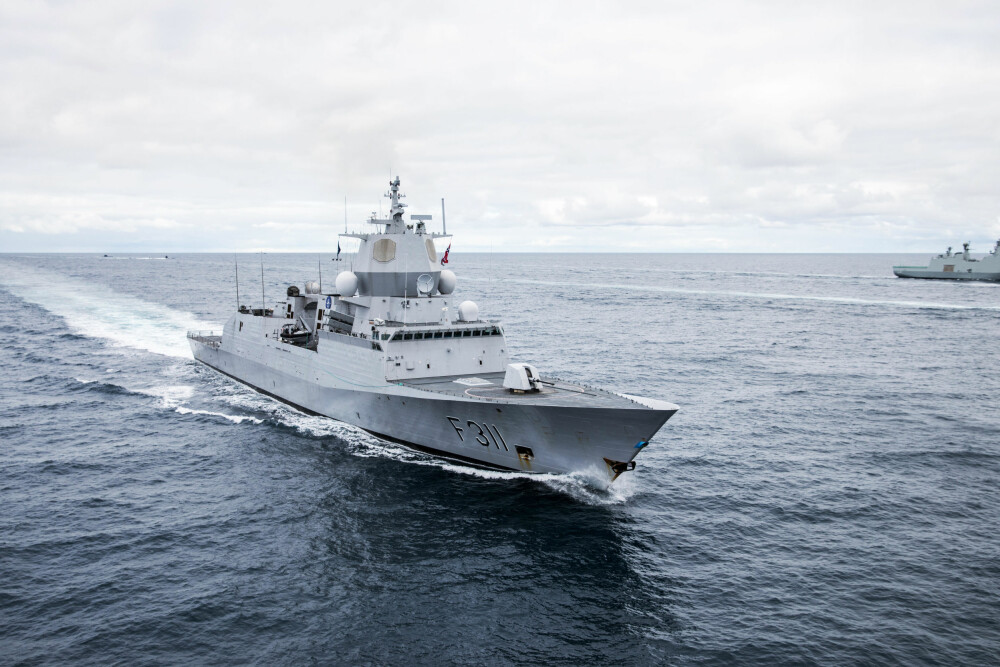 BLÅTT HAV: Fregattene av Fridtjof Nansen-klassen kan operere lenger til havs når de blir støttet av KNM Maud.