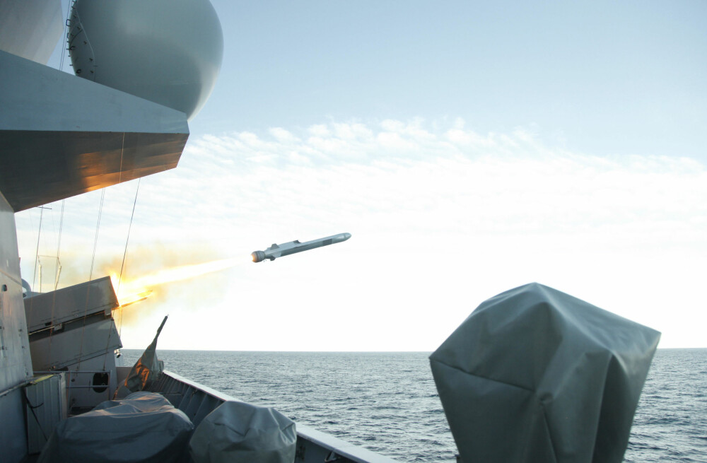 NAVAL STRIKE MISSILE: Fregattene og kystkorvettene er bestykket med NSM. Missilet har en rekkevidde på rundt 200 km, og kan nyttes både mot sjømål og landmål.