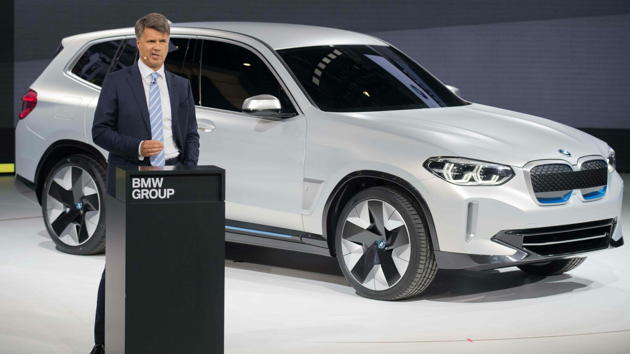 <b>BMW IX3:</b> BMWs første, elektriske SUV skal være på veien i 2020. iX3 vil designmessig ikke skille seg veldig bra dagens X3. Her viser BMW-sjef Harald Krueger fram konseptmodellen av iX3 på bilmessen i Beijing.