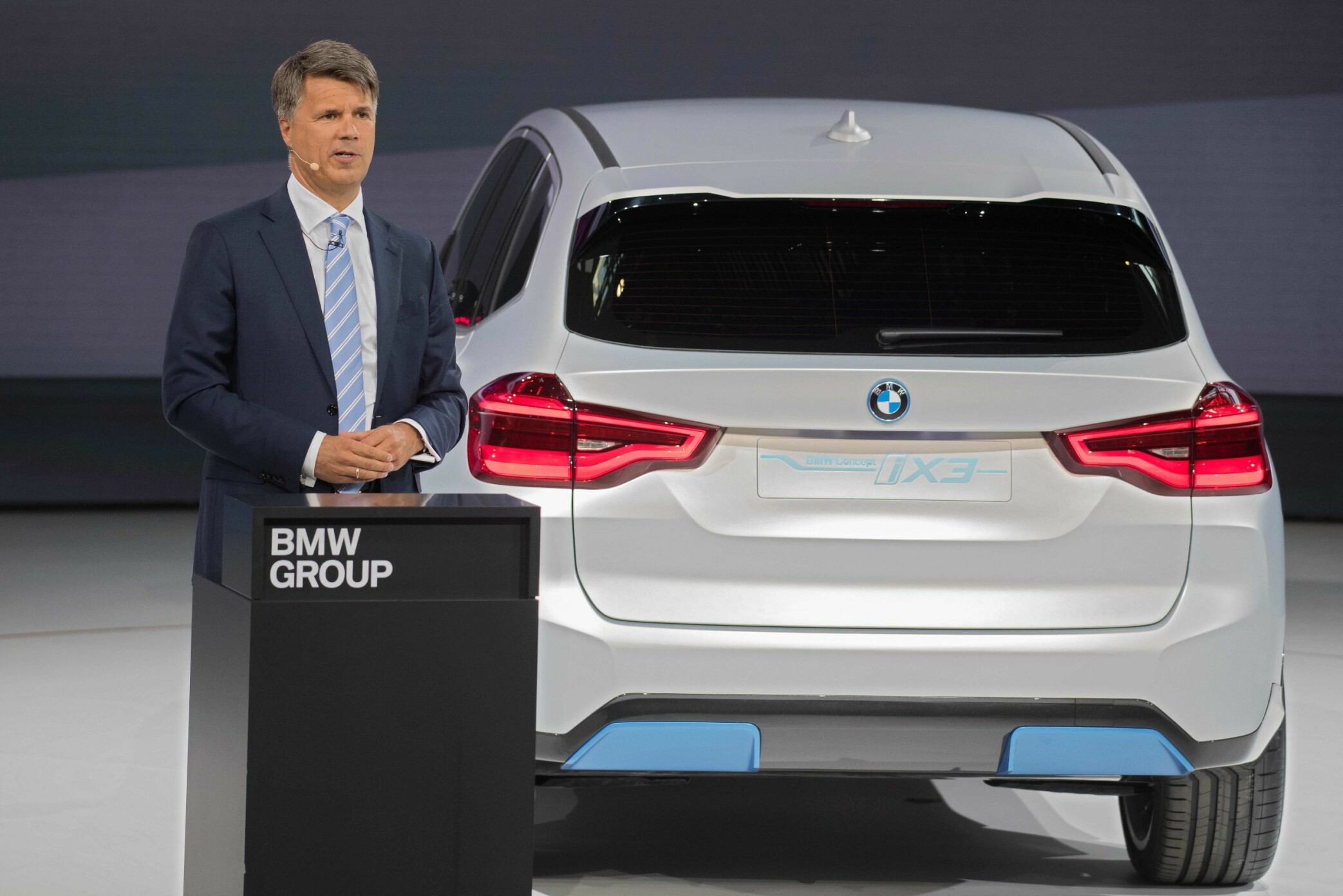 <b>VIST FRAM FOR FØRSTE GANG:</b> Omtrent slik skal BMWs første elektriske SUV, BMW iX3, se ut bakfra. Den ble vist fram første gang under bilmessen i Beijing 25. april 2018.