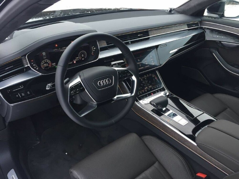 Audi A8L.
