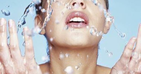 Умываться минеральной водой. Вода на коже. Кожа Белеет при умывании. Нити и жидкость брызгать на кожу. Cosmetology Water.
