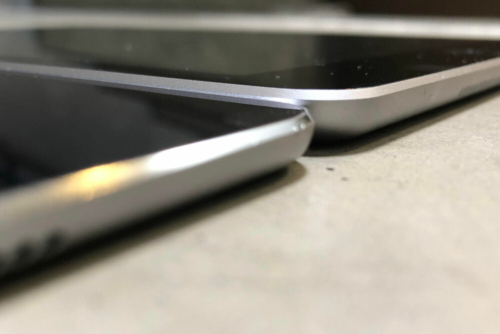 TYKKERE: 2018-modellen av iPad er 7,5 millimeter tykk og er dermed merkbart tykkere enn iPad Pro-modellen ved siden av. I praksis spiller forskjellen liten rolle.