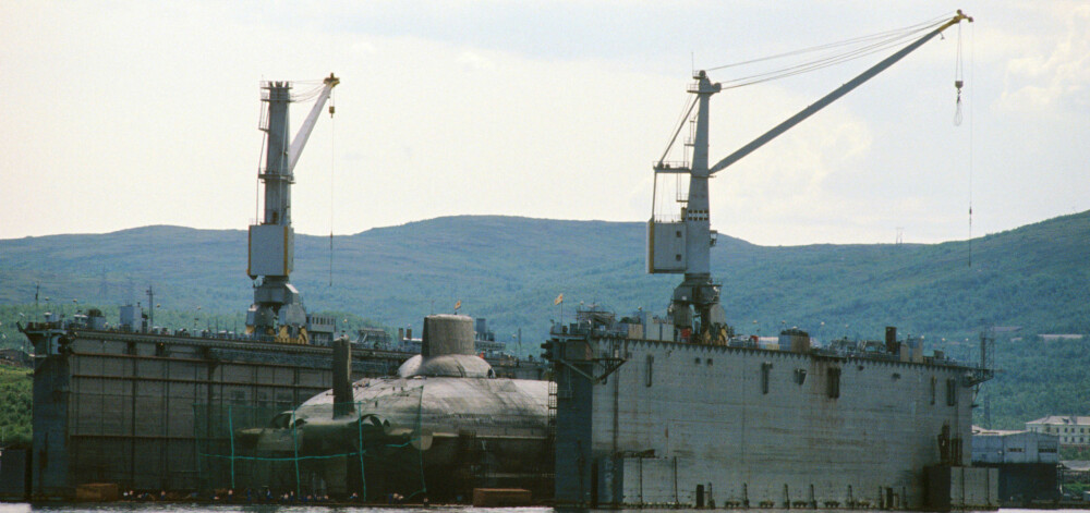 SPIONBILDER: Bilder som dette, tatt bak jernteppet fra norske handelsfartøy, var av stor verdi for vestlig etterretning under Den kalde krigen. Her er en Tyfon-klasse atomubåt, verdens største, fotografert av Vi Menn i dokk i Murmansk-fjorden i 1990.