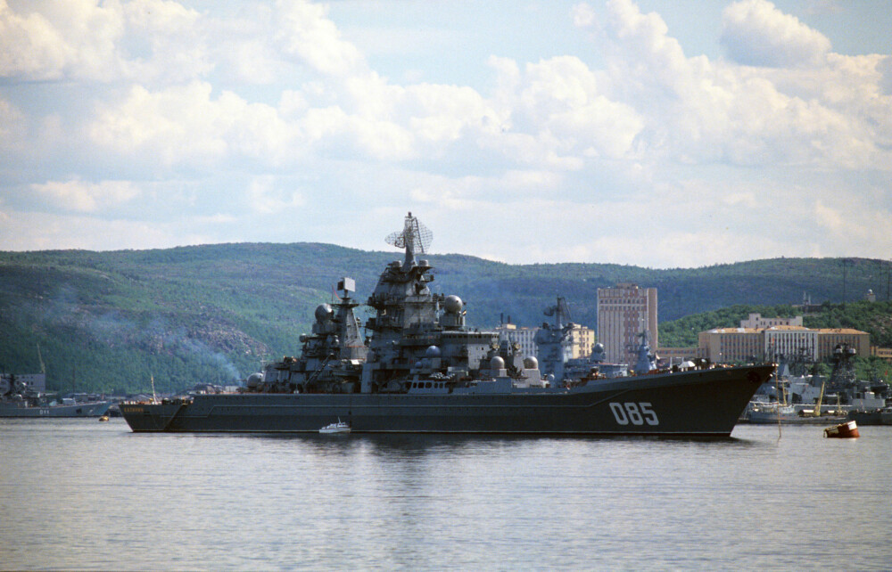 FREMDELES OPERATIVT: Krysseren «Kalinin». Den tilhørte Nordflåten fra 1988, men ble lite brukt etter den kalde krigen og gikk i opplag i 1999. Nå er den imidlertid modernisert, har endret navn til «Admiral Nakhimov» og blir del av den russiske marinen som missilskip fra i år. Bildet er tatt i 1990.