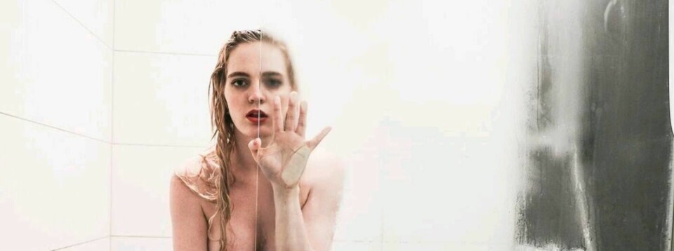 TRIVES SOM PORNOSKUESPILLER: Den britiske pornoskuespilleren Jade aka Carly Rae Summers trives i jobben sin. Hun har latt kameraer fra BBC følge henne gjennom noen måneder i en dokumentar.