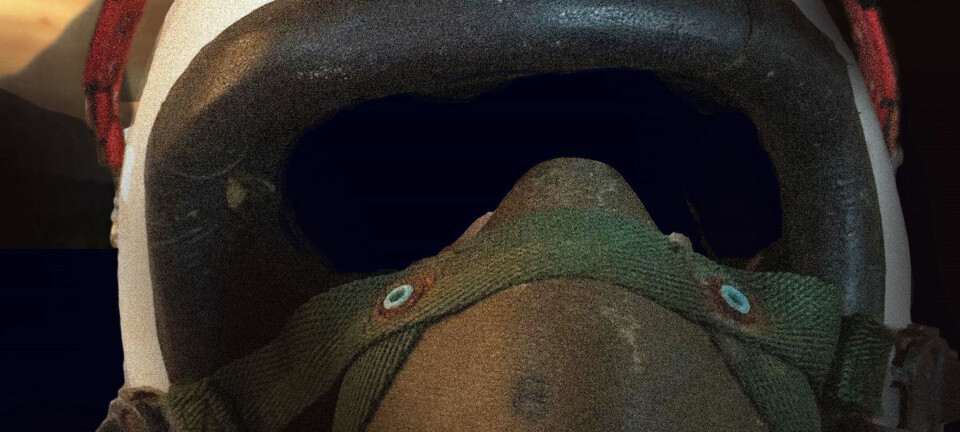 I 40 år var pilothjelmen i sjøen et mysterium. Svaret var mer dramatisk enn Enok kunne forestilt seg