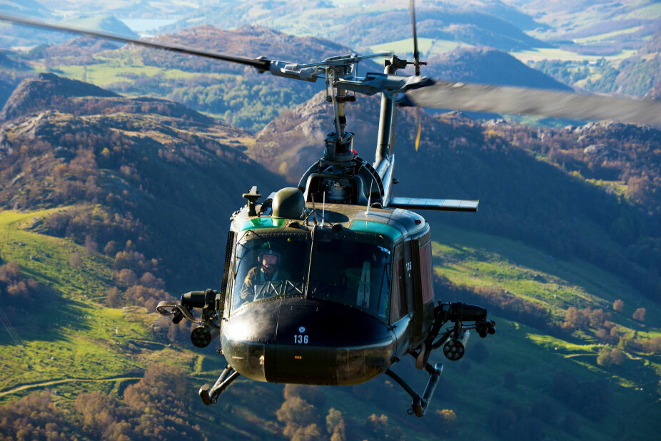 STRIDSTESTET: Huey-kamphelikopteret Stig Bakke flyr over Jæren har faktisk tjenestegjort i Vietnamkrigen.