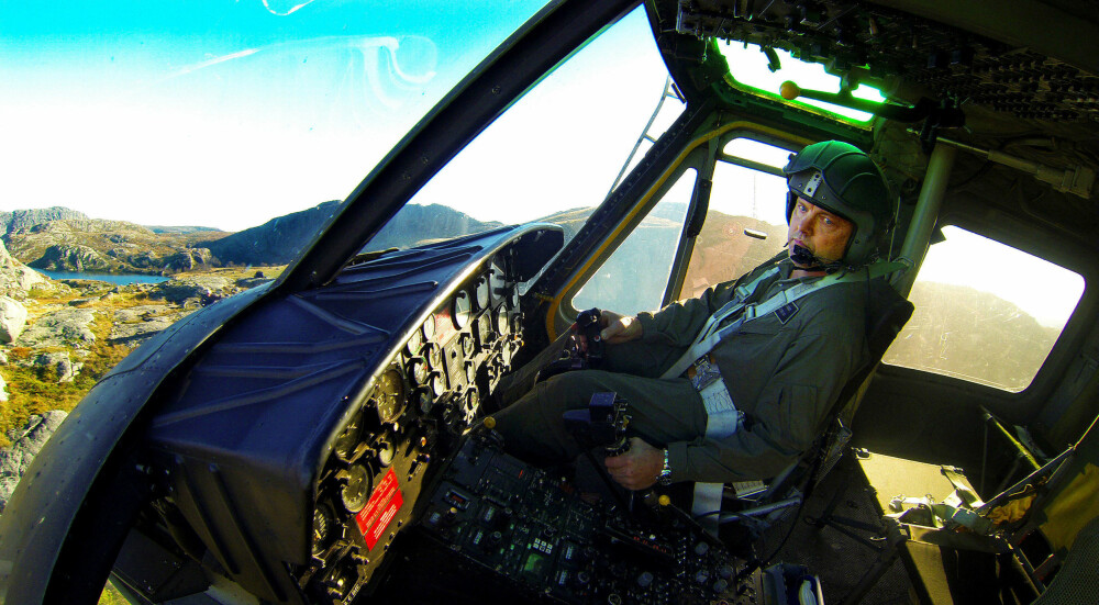 ERFAREN PILOT: Stig Bakke har etter hvert opparbeidet 1000 flytimer på fire forskjellige helikoptertyper.